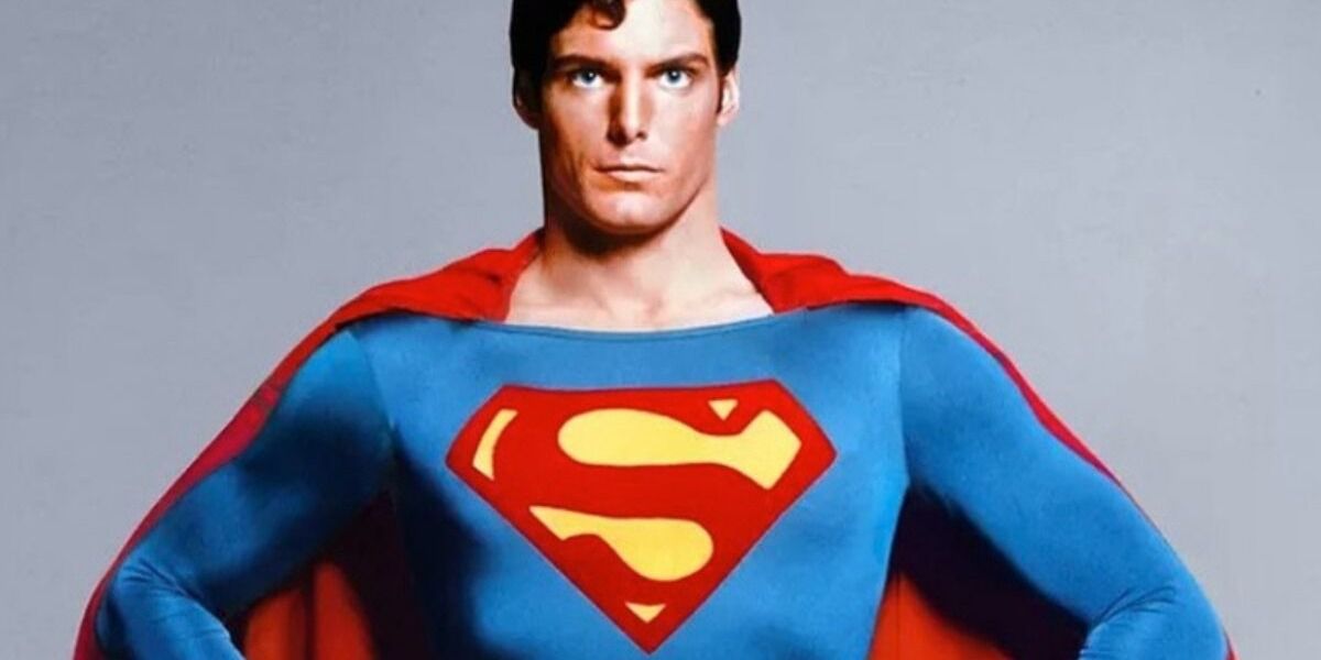 Christopher Reeve posando con su disfraz de Superman