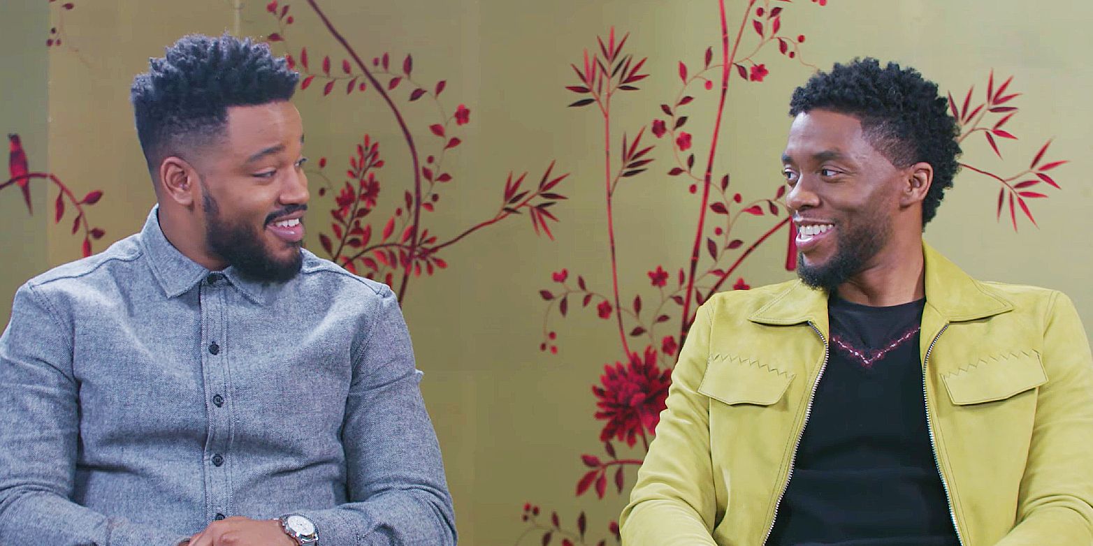 Ryan Coogler y Chadwick Boseman se sonríen en una entrevista