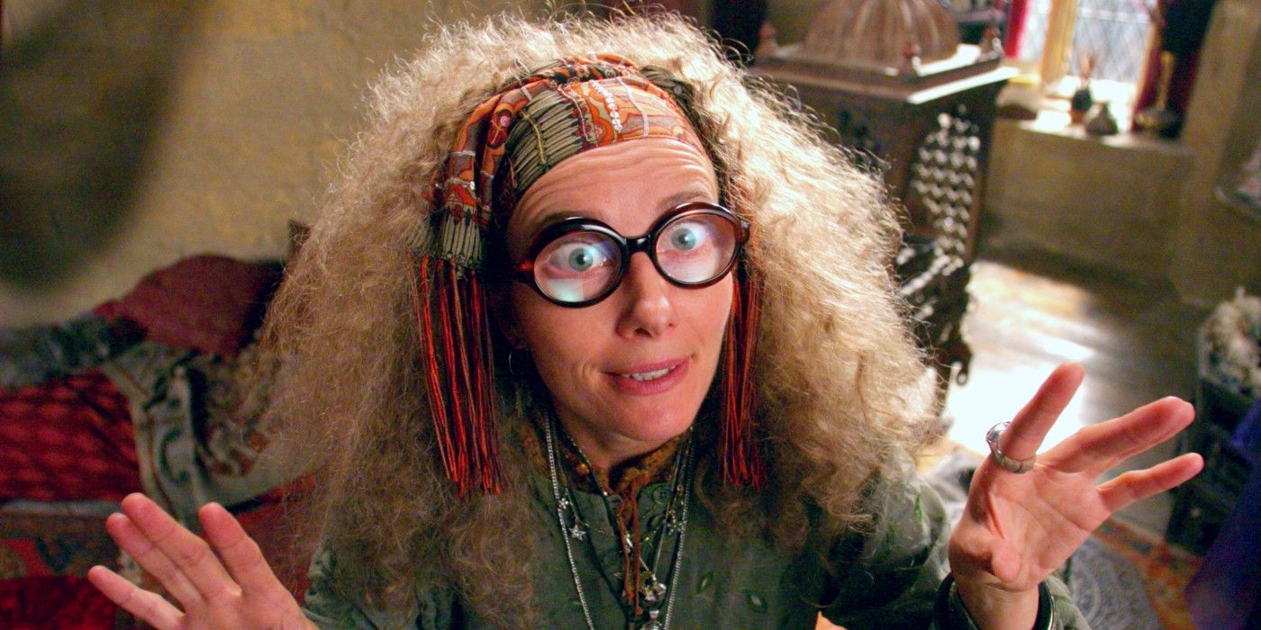 Sybill Trelawney enseñando Adivinación en Harry Potter.