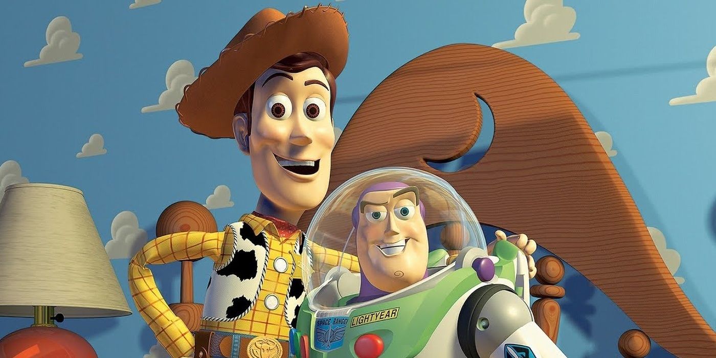 Buzz y Woody sonríen a la cámara en Toy Story.