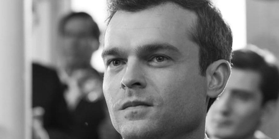 Alden Ehrenreich como asistente del Senado en Oppenheimer