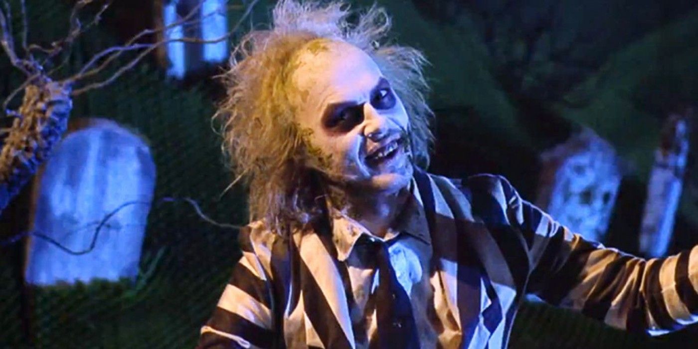 Michael Keaton sonriendo en un cementerio como Beetlejuice