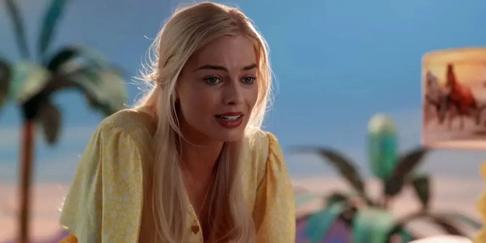 Margot Robbie como Barbie en Barbie luciendo triste.