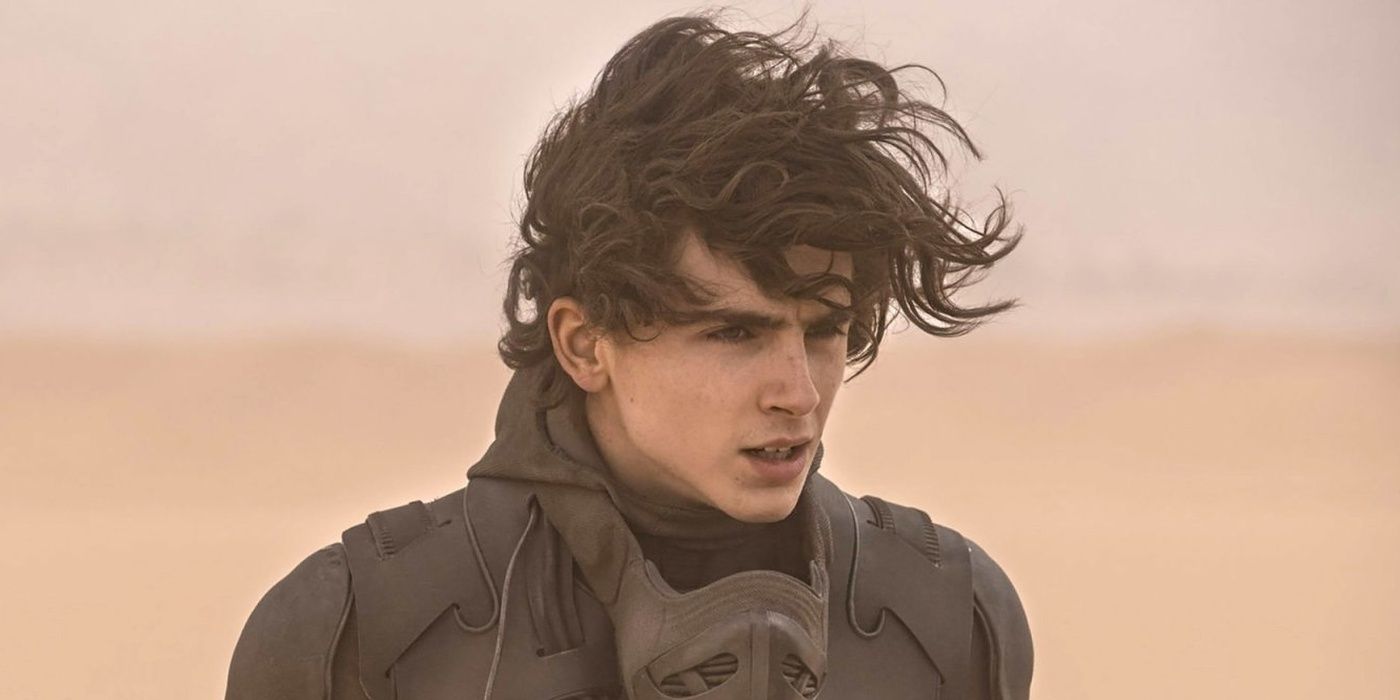 El cabello de Paul Atreides ondea al viento mientras cruza la arena en Dune