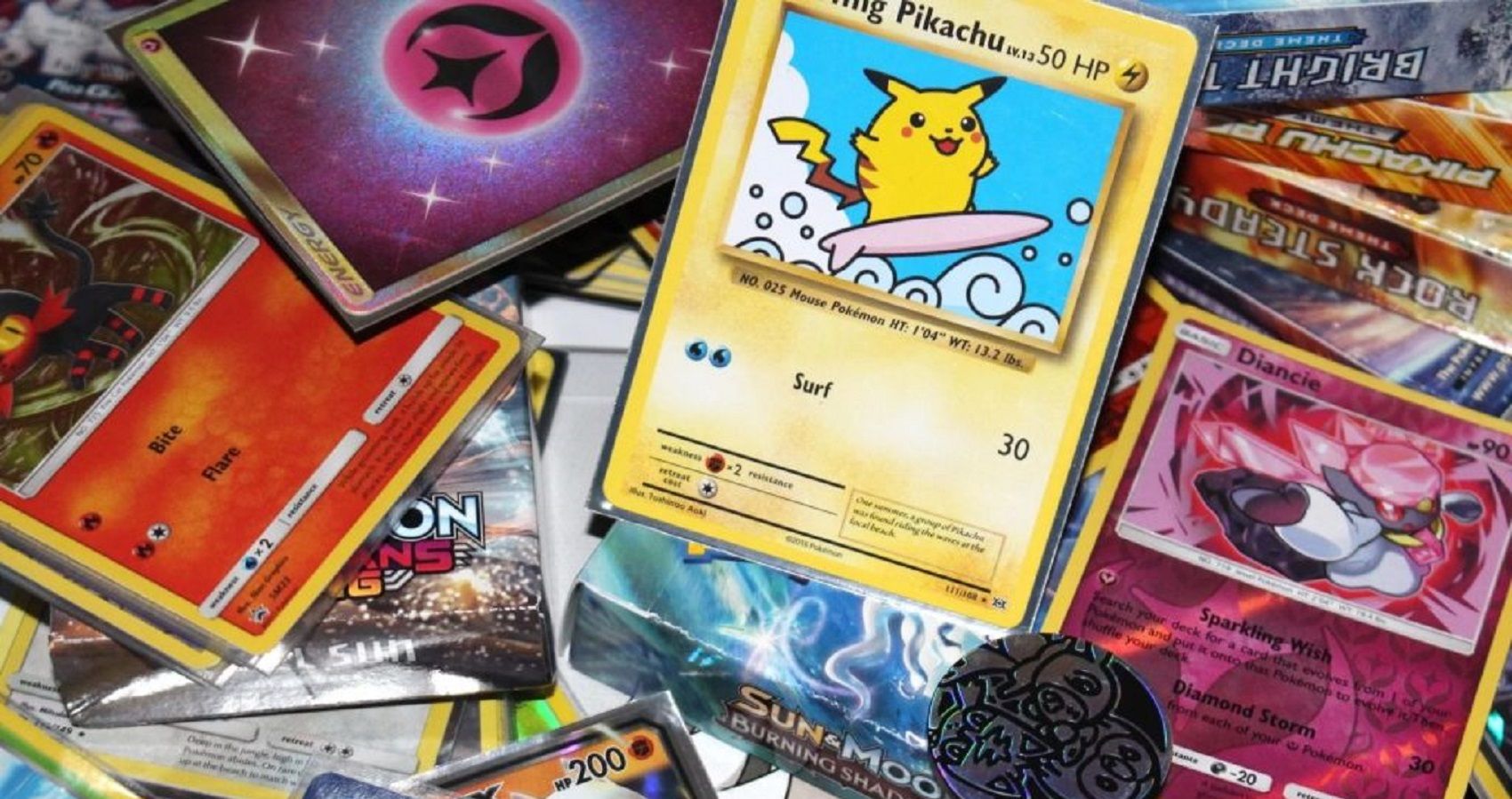 Un montón de cartas de Pokémon con Pikachu encima