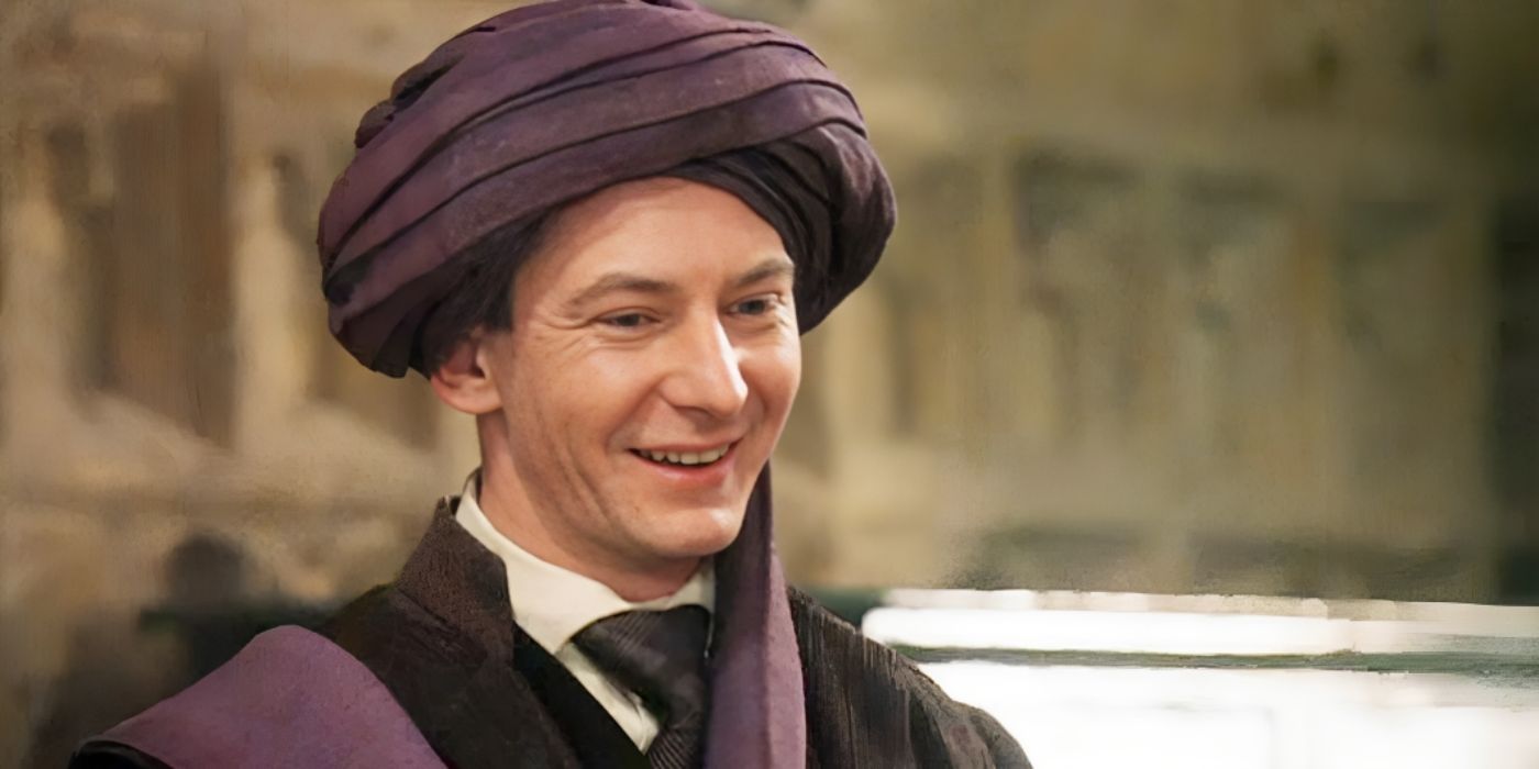 Quirinus Quirrell, interpretado por Ian Hart, sonríe en Harry Potter