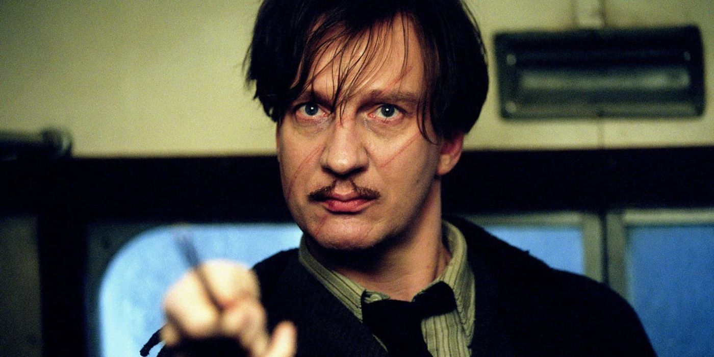 David Thewlis como remus lupin apuntando con su varita a un Dementor en Harry Potter