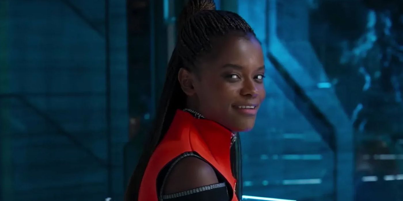 Shuri en su laboratorio en la película Black Panther de 2018 de Marvel Cinematic Universe (MCU)