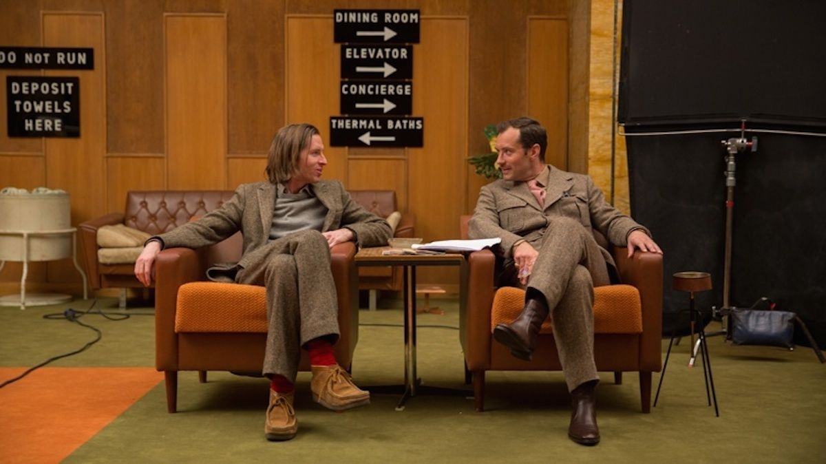 Wes Anderson sentado con Jude Law en el set de El gran hotel Budapest