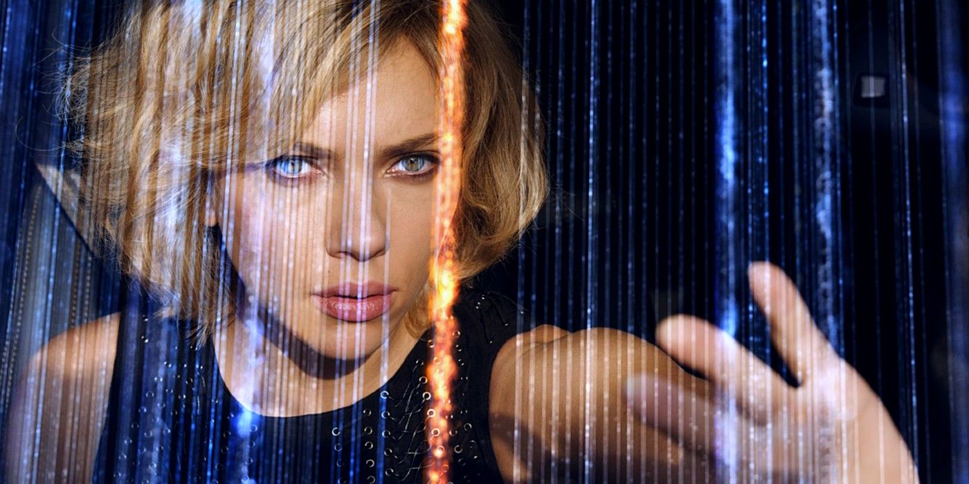 Scarlett Johansson como Lucy usando sus poderes psicoquinéticos.