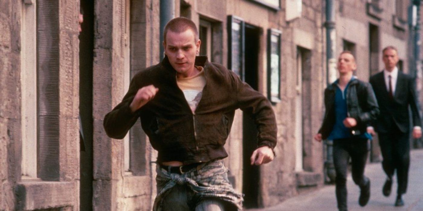 Mark Renton de Trainspotting siendo perseguido por una calle