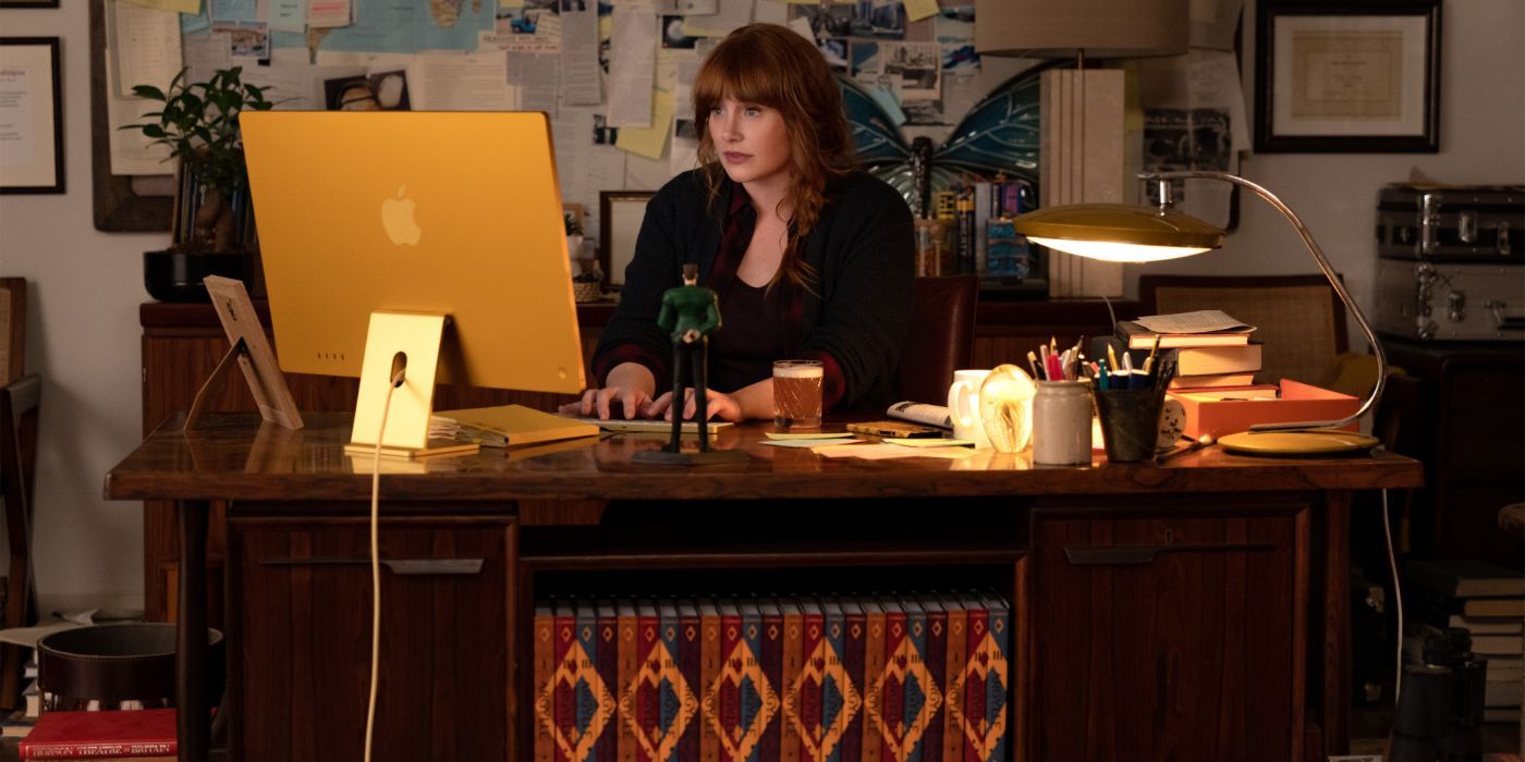 Argylle - Elly Conway sentada frente a su computadora escribiendo una novela (1)