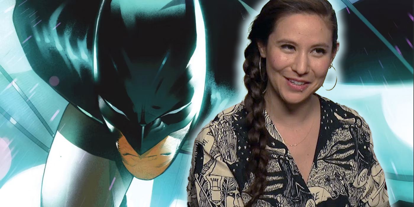 La guionista de DC Christina Hodson a la derecha de una imagen de Batman.
