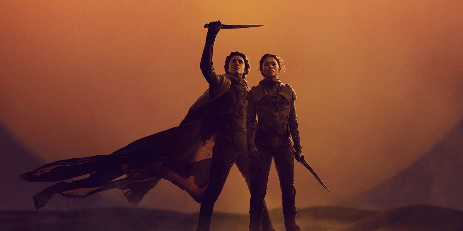 Paul Atreides sostiene un cuchillo sobre su cabeza mientras está junto a Chani en Dune. 