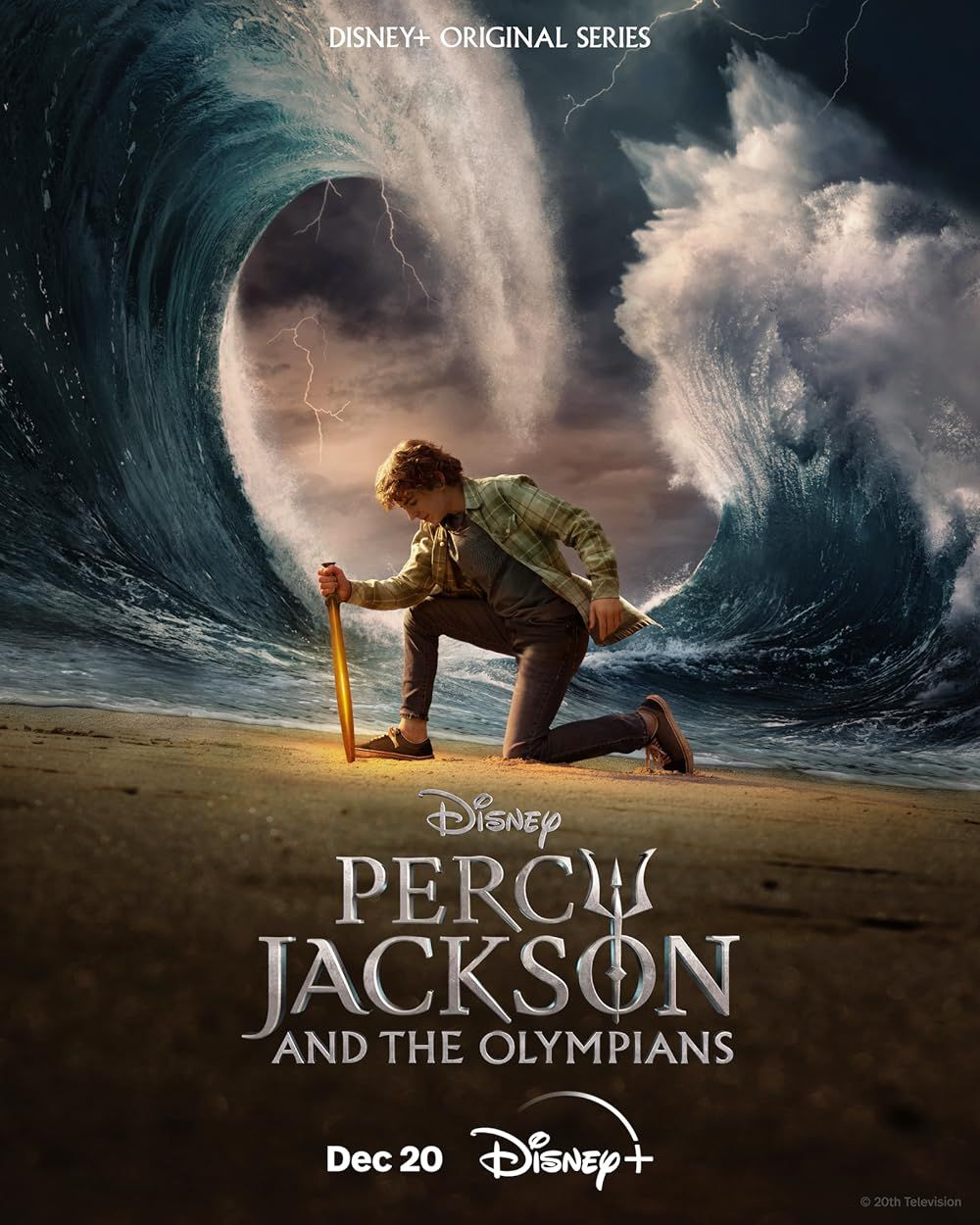 Percy Jackson sostiene una espada con olas rompiendo detrás de él en la promoción de Percy Jackson y los dioses del Olimpo