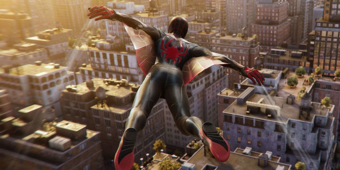 Spider-Man volando sobre la ciudad de Nueva York con un traje de alas en Marvel's Spider-Man 2