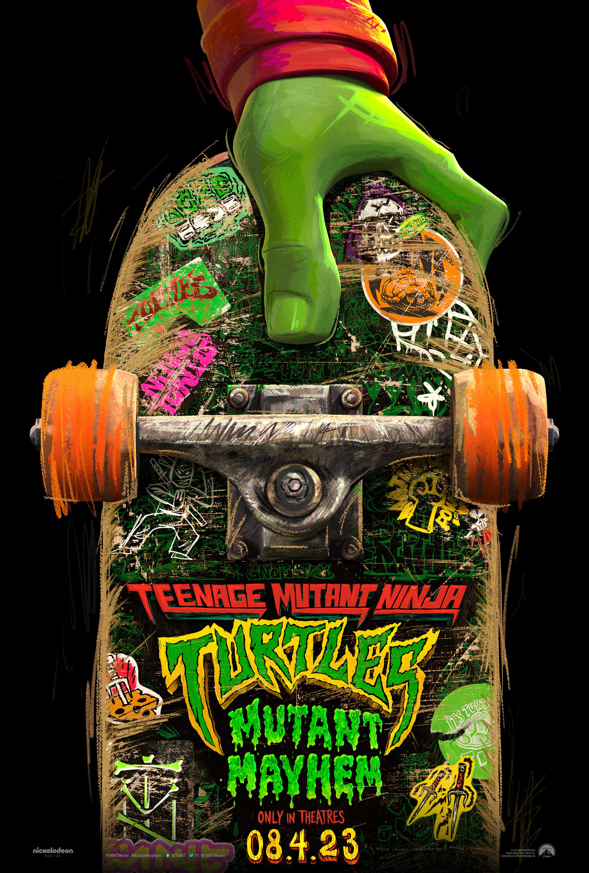 La mano de Raphael sostiene una patineta con graffiti en Teenage Mutant Ninja Turtles Mutant Mayhem Póster