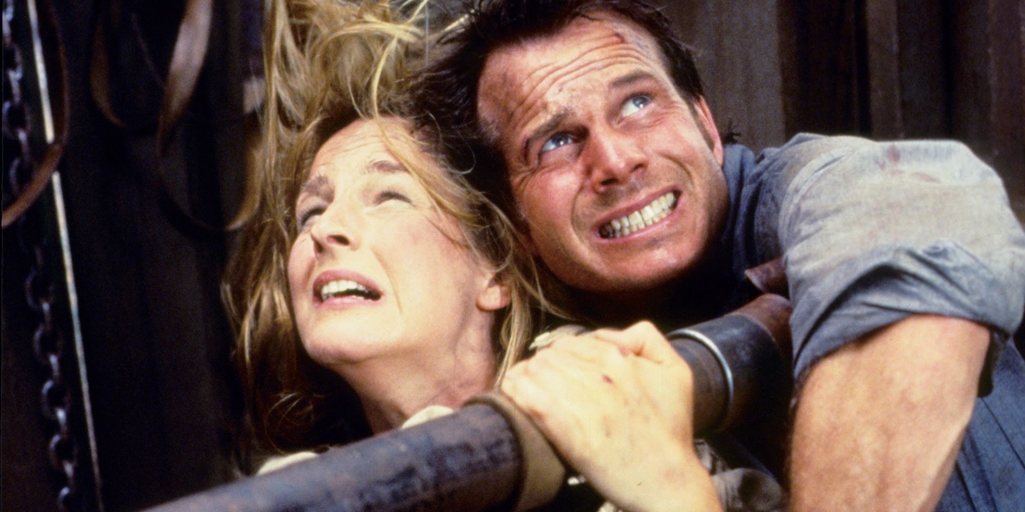 Helen Hunt y Bill Paxton se aferran a sus vidas en Twister.