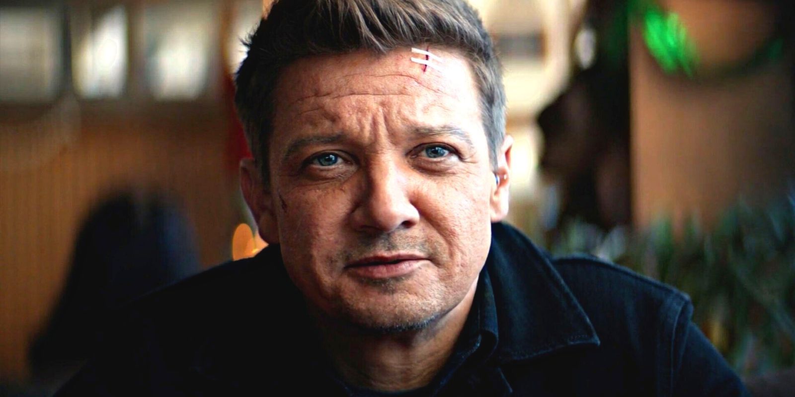 Jeremy Renner con dos tiritas en la frente sobre un feo corte