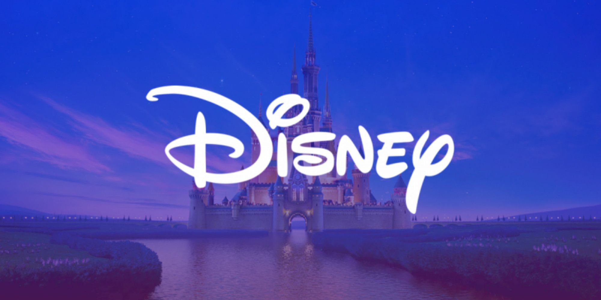 El logo de Disney brilla frente al castillo de Disney