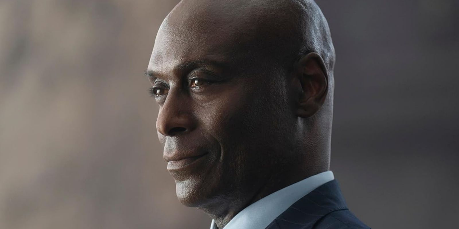 Lance Reddick como Zeus en Percy Jackson y los dioses del Olimpo