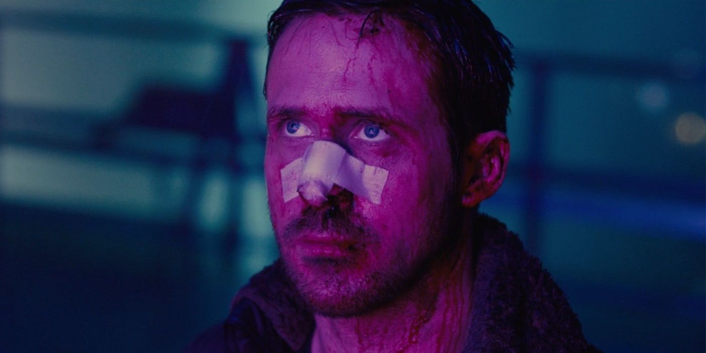 Ryan Gosling mirando un holograma de neón en Blade Runner 2049.