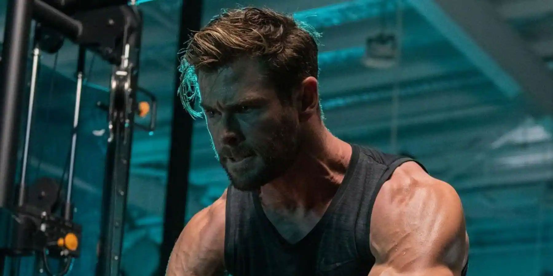Chris Hemsworth entrenando dentro de un gran edificio industrial.