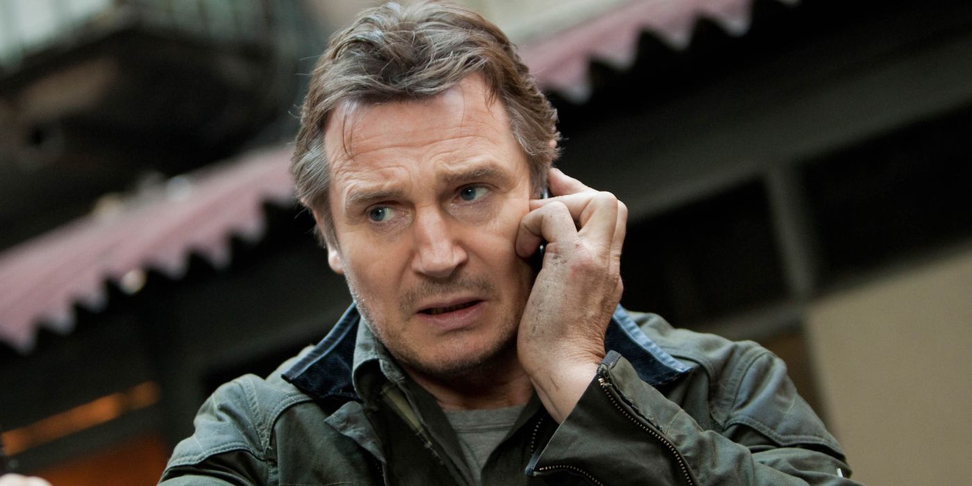 Liam Neeson habla por teléfono en una imagen fija de Taken.