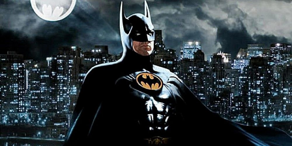 Michael Keaton como Batman, posando frente al horizonte de Gotham City en Batman (1989)