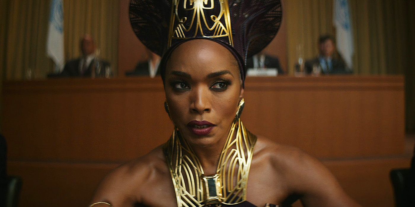 Angela Bassett como la reina Ramonda en Black Panther: Wakanda Forever.