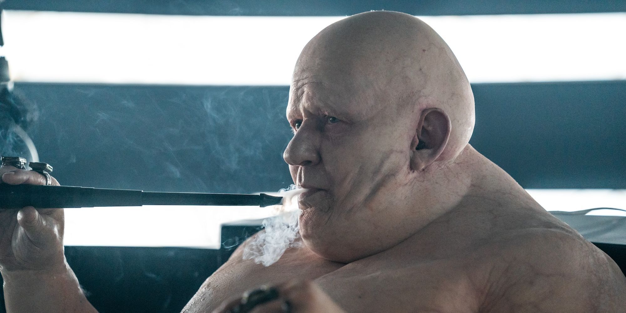 El barón Vladimir Harkonnen (Stellan Skaarsgard) fumando una pipa de agua en Dune: Segunda parte.