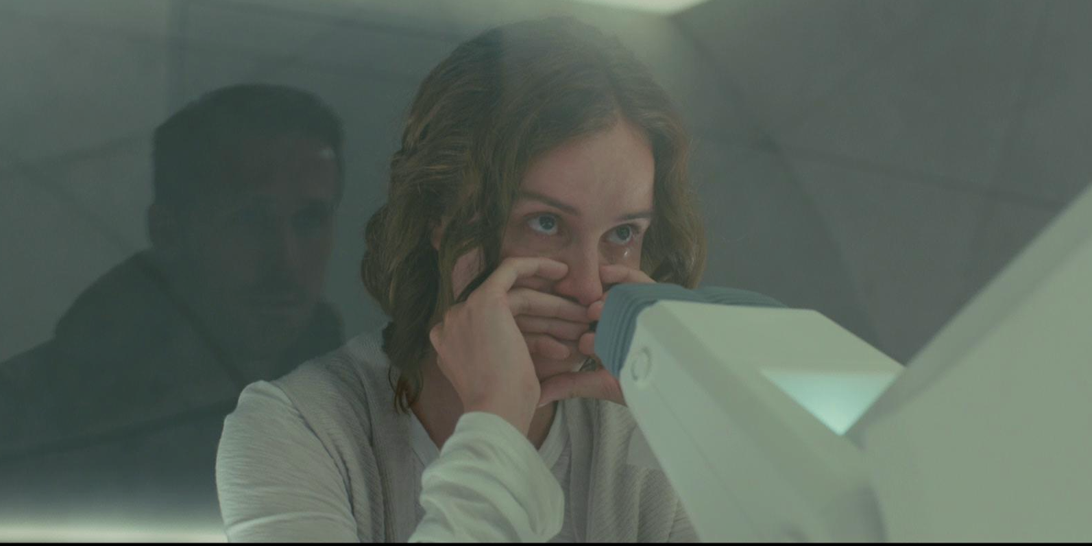 La Dra. Ana Stelline conteniendo las lágrimas en Blade Runner 2049 