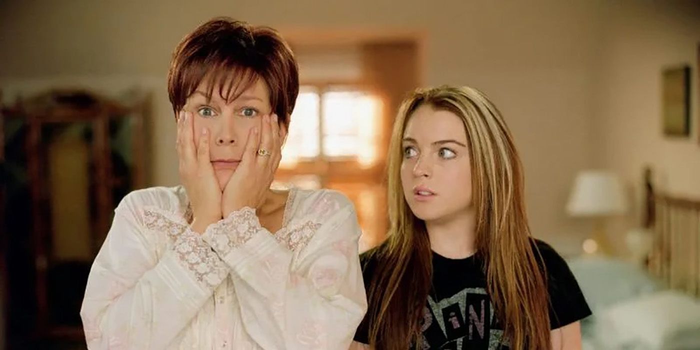 Jamie Lee Curtis con las manos en las mejillas luciendo sorprendida, Lindsay Lohan mirándola en una escena de Freaky Friday.