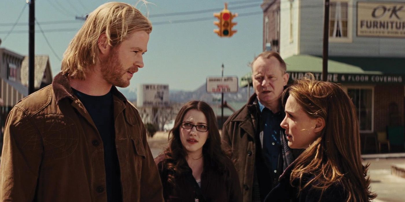 Thor habla con Jane Foster mientras Darcy y Erik Selvig miran.