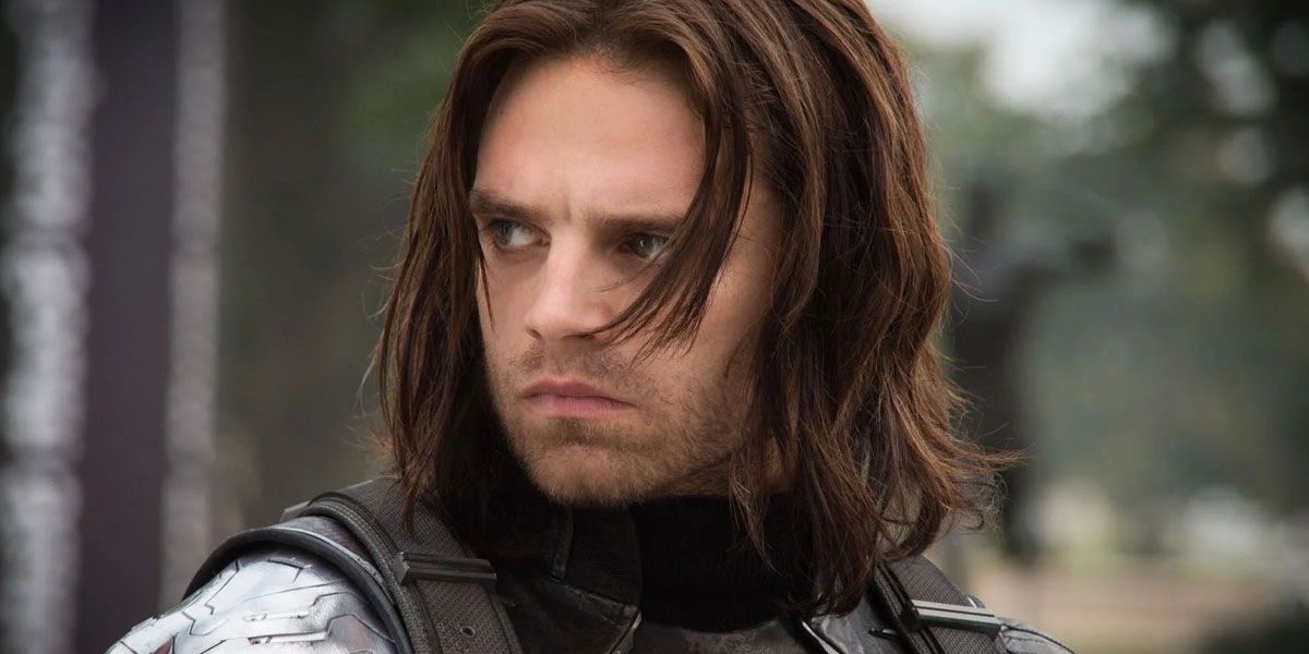 Bucky mira a su derecha.