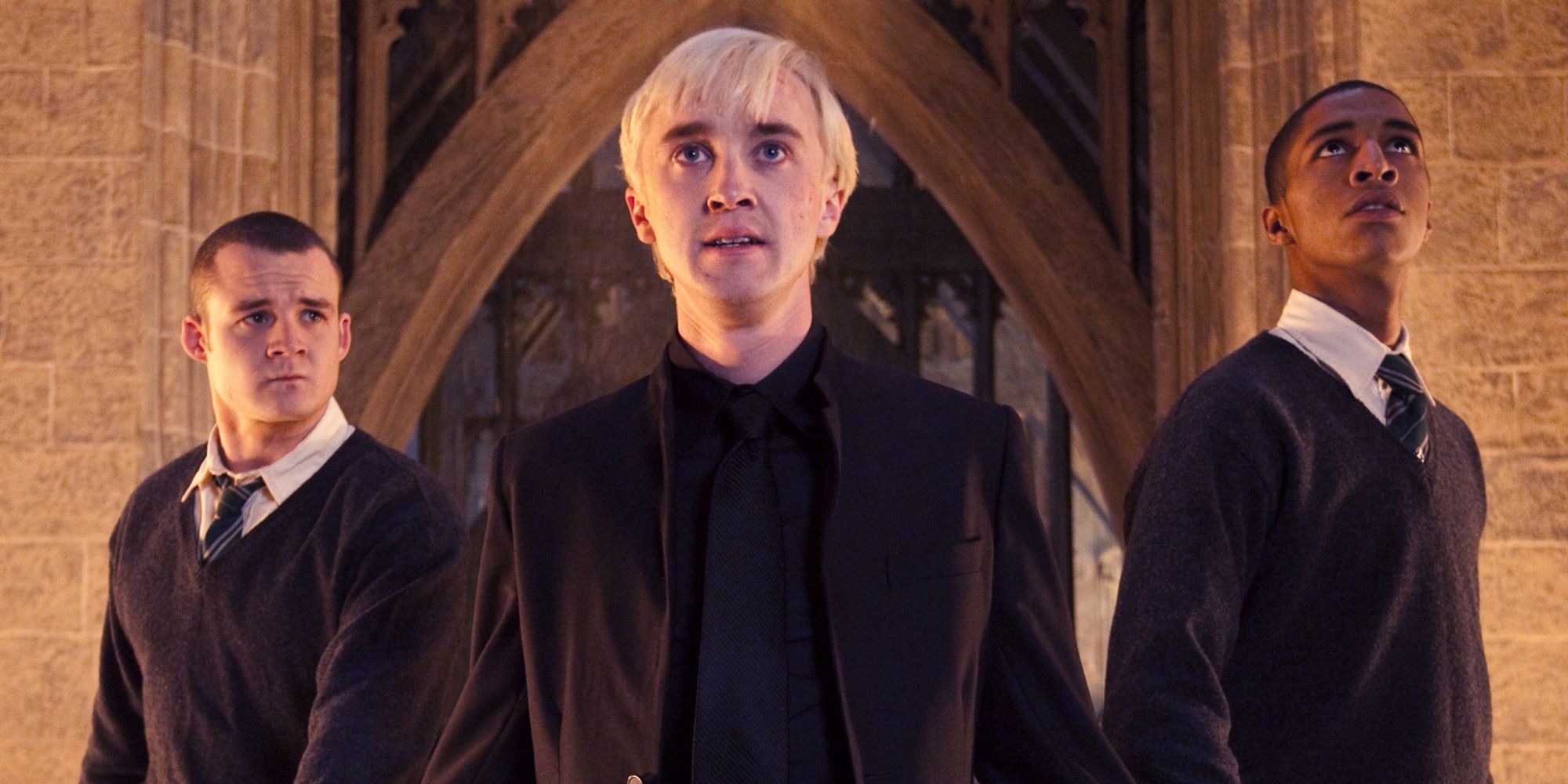 Draco Malfoy de pie con Goyle y Blaise en Harry Potter y las Reliquias de la Muerte