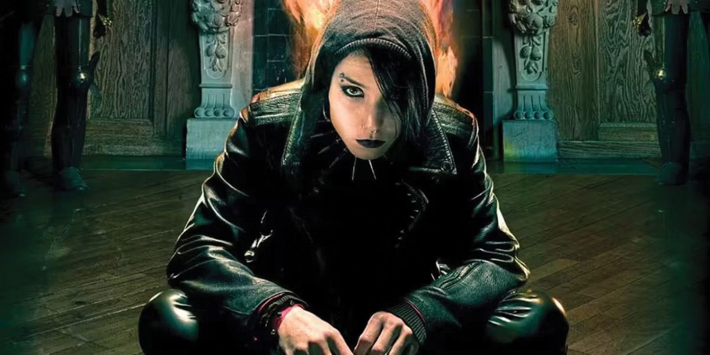 Lizbeth Salander, de Girl With the Dragon Tattoo, con las piernas cruzadas frente al fuego.