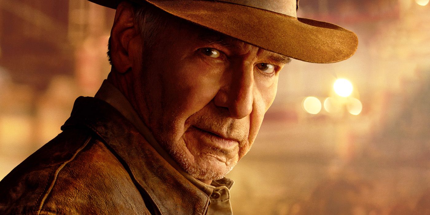 Harrison Ford como Indiana Jones en Dial of Destiny mirando a la cámara.