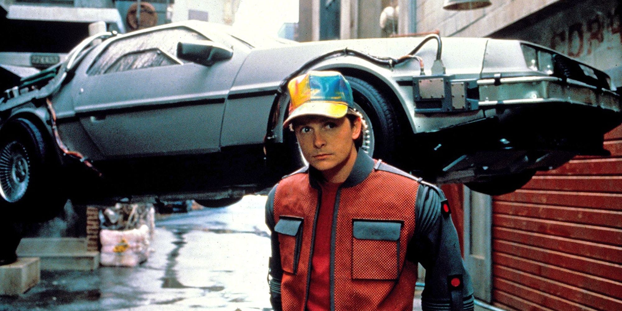 Marty McFly está parado frente al DeLorean volador en Regreso al futuro II