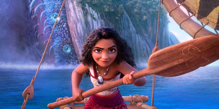 Moana, con una expresión determinada en su rostro, sostiene un remo en una nueva mirada a la próxima secuela de Disney, Moana 2.