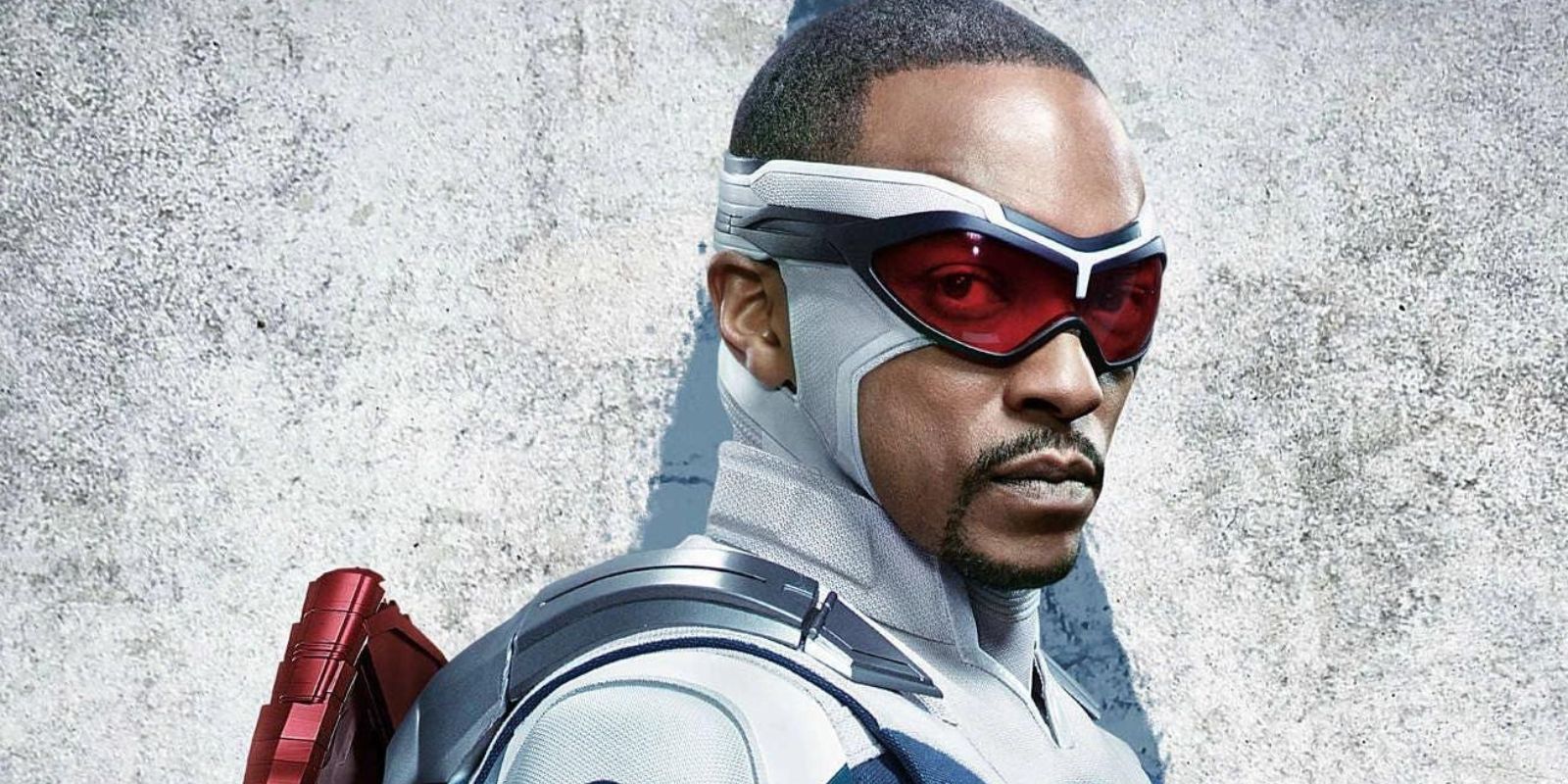 Sam Wilson como Capitán América mirando a la cámara.