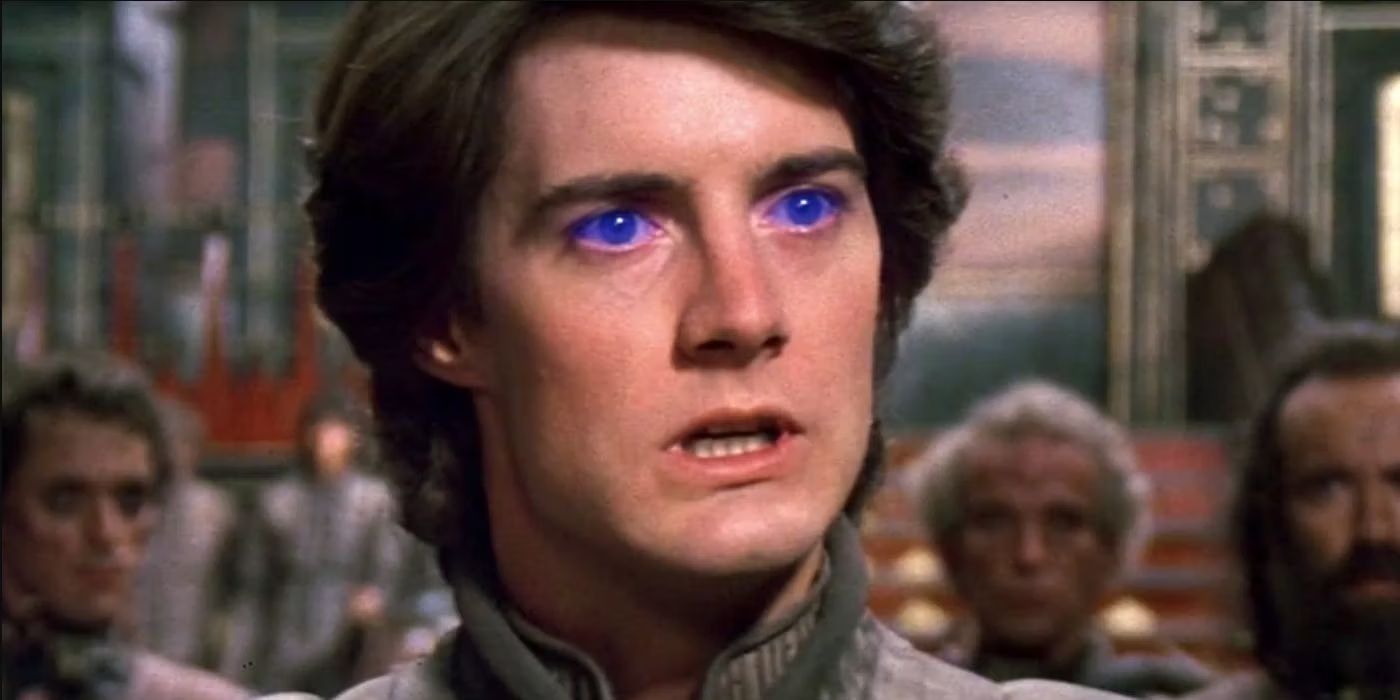 Paul Atreides (Kyle McLachlan) da un discurso frente a una corona reunida en Dune 1984.