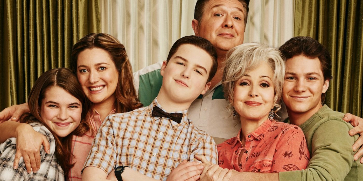 Missy, Mary, Sheldon, George y Georgie Cooper con Connie abrazándose en Young Sheldon