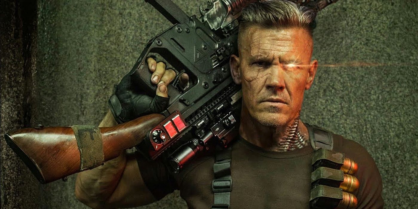 Cable de Josh Brolin con una pistola apoyada en el hombro